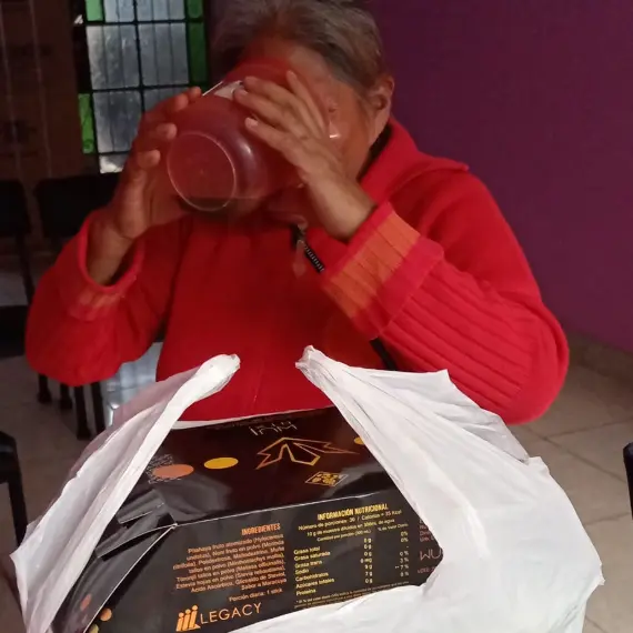 Entrega de suplemento colágeno Legacy a comunidad femenina en Perú