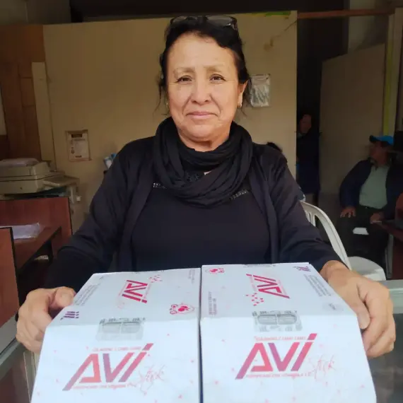 Cliente recibiendo sus beneficios