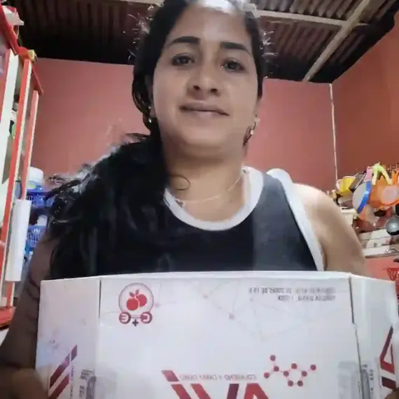 Cliente mostrando su pedido